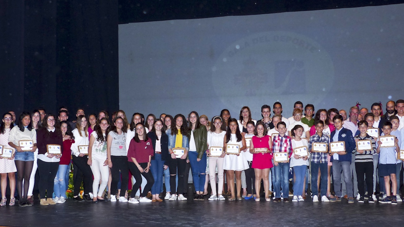 Foto conjunta de todas las personas galardonadas