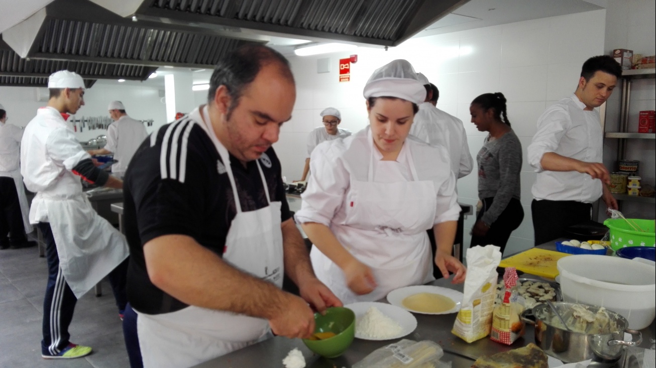 Jornada de convivencia entre grupo GAM y alumnado del curso de cocina de EOI