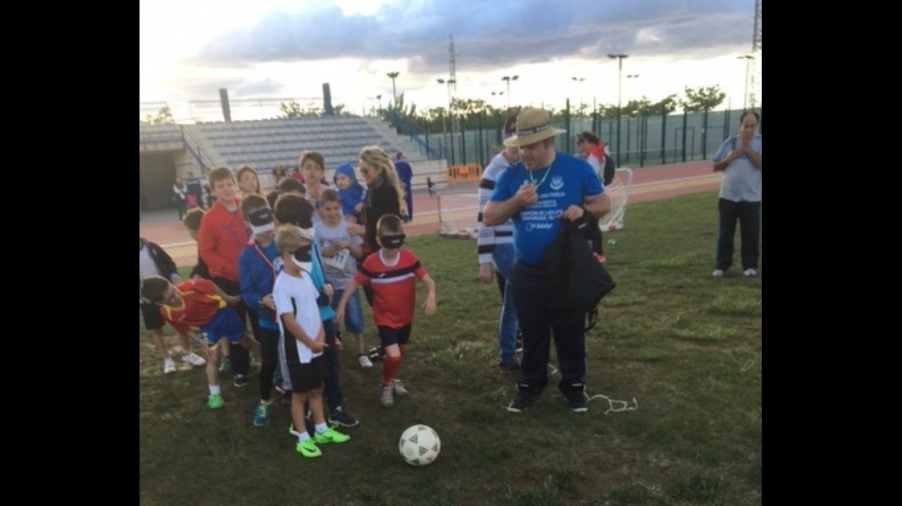 Penaltis a ciegas, actividad llevada a cabo con motivo de la 34ª Carrera Popular Mini "Ciudad de Manzanares"