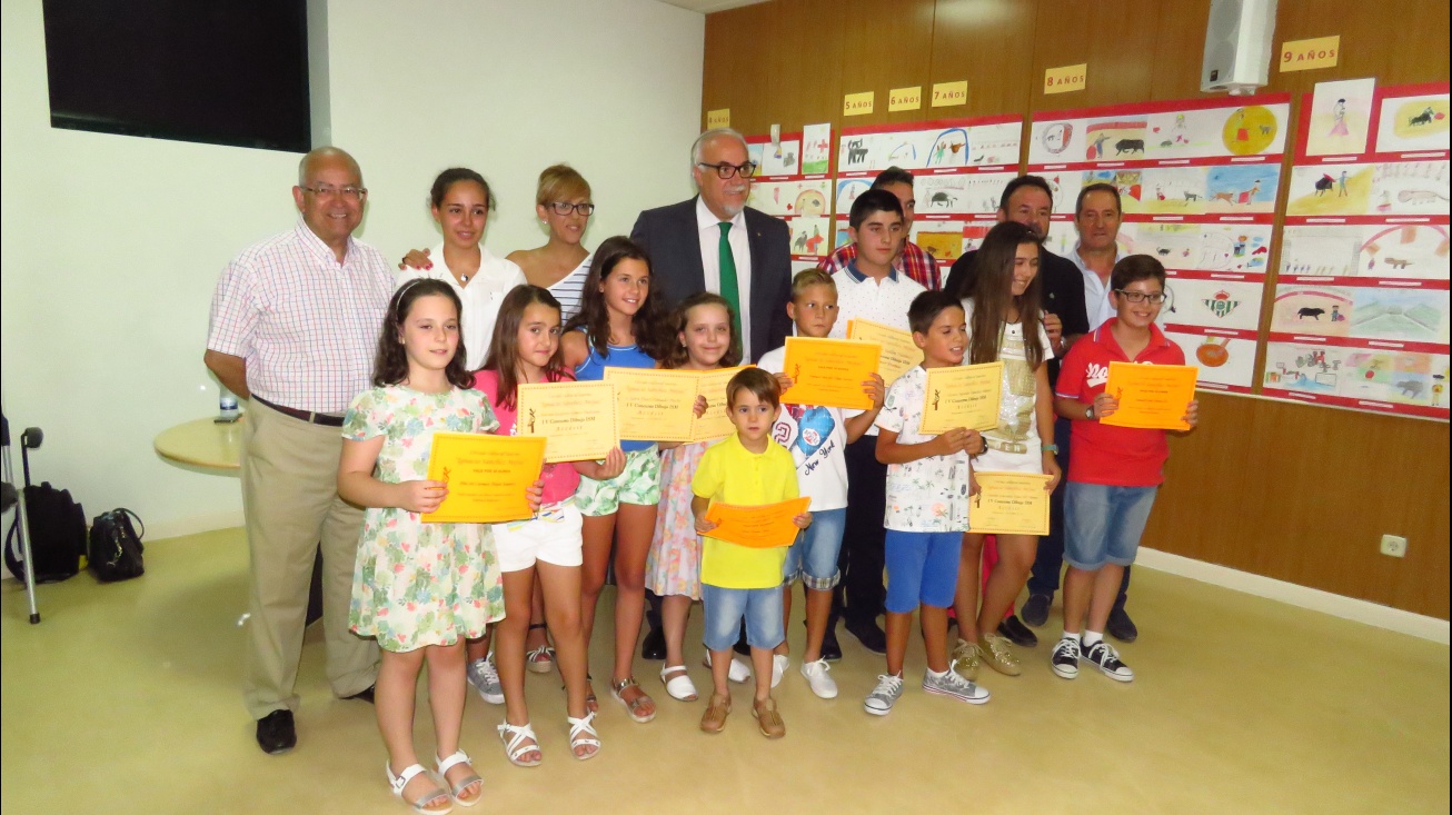 Autoridades y organizadores junto a los premiados