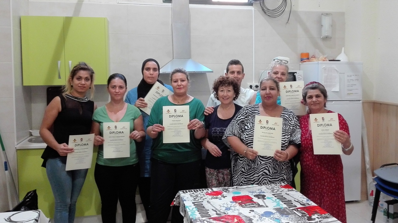 Algunas de las participantes junto al monitor y a la técnica de empleo del Centro de la Mujer