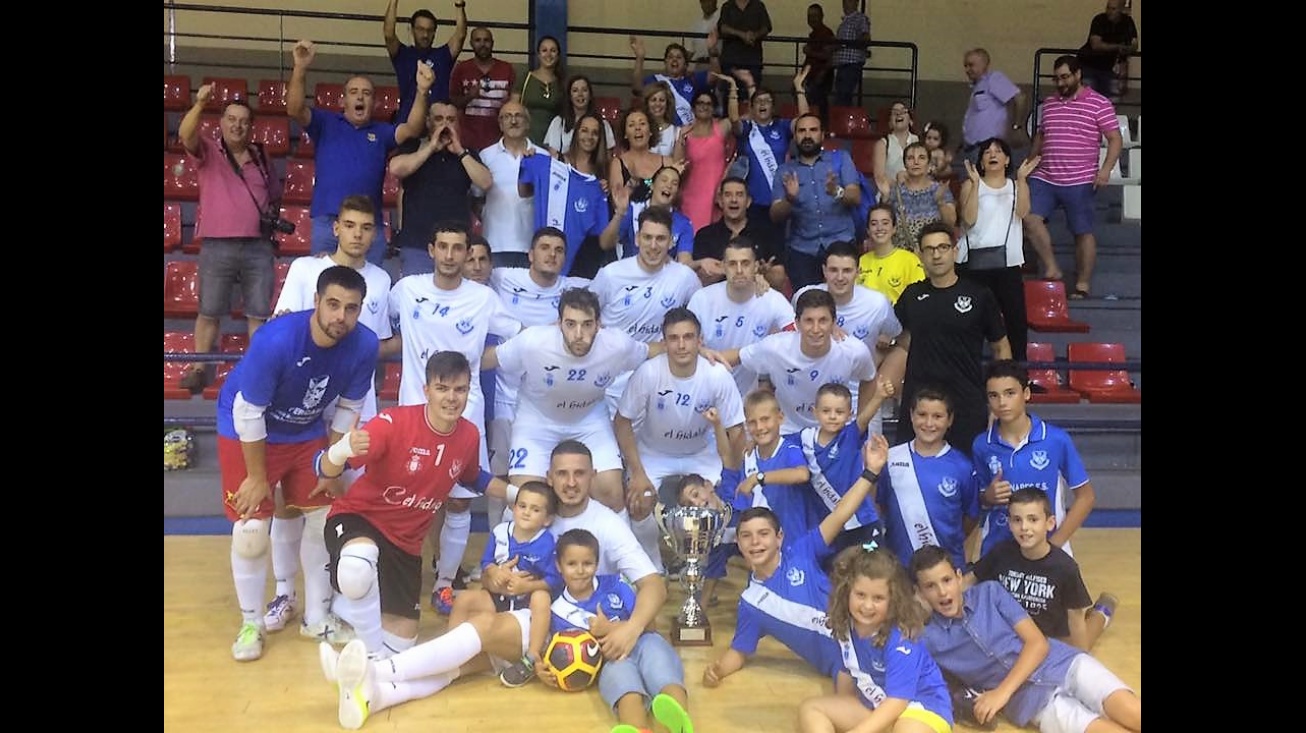 El equipo posa con el trofeo de subcampeón junto a afición manzanareña