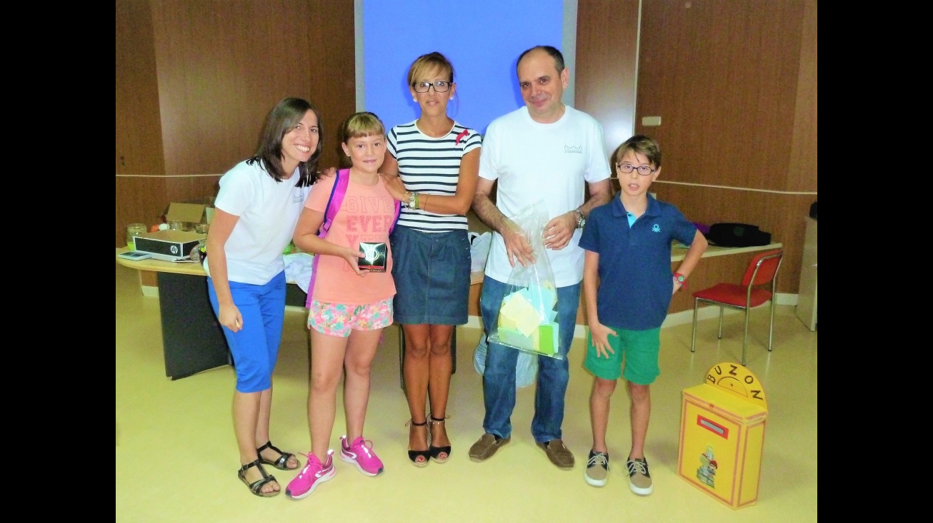 La concejal de cultura, Silvia Cebrián, junto al biólogo José Luis Olmo y participantes en la actividad Biblioverano