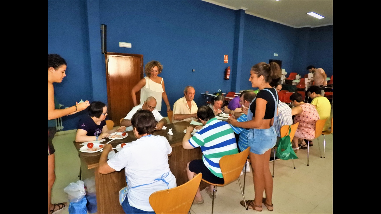 Beatriz Labián, concejala de bienestar social en el taller de cocina con usuarios del centro ocupacional