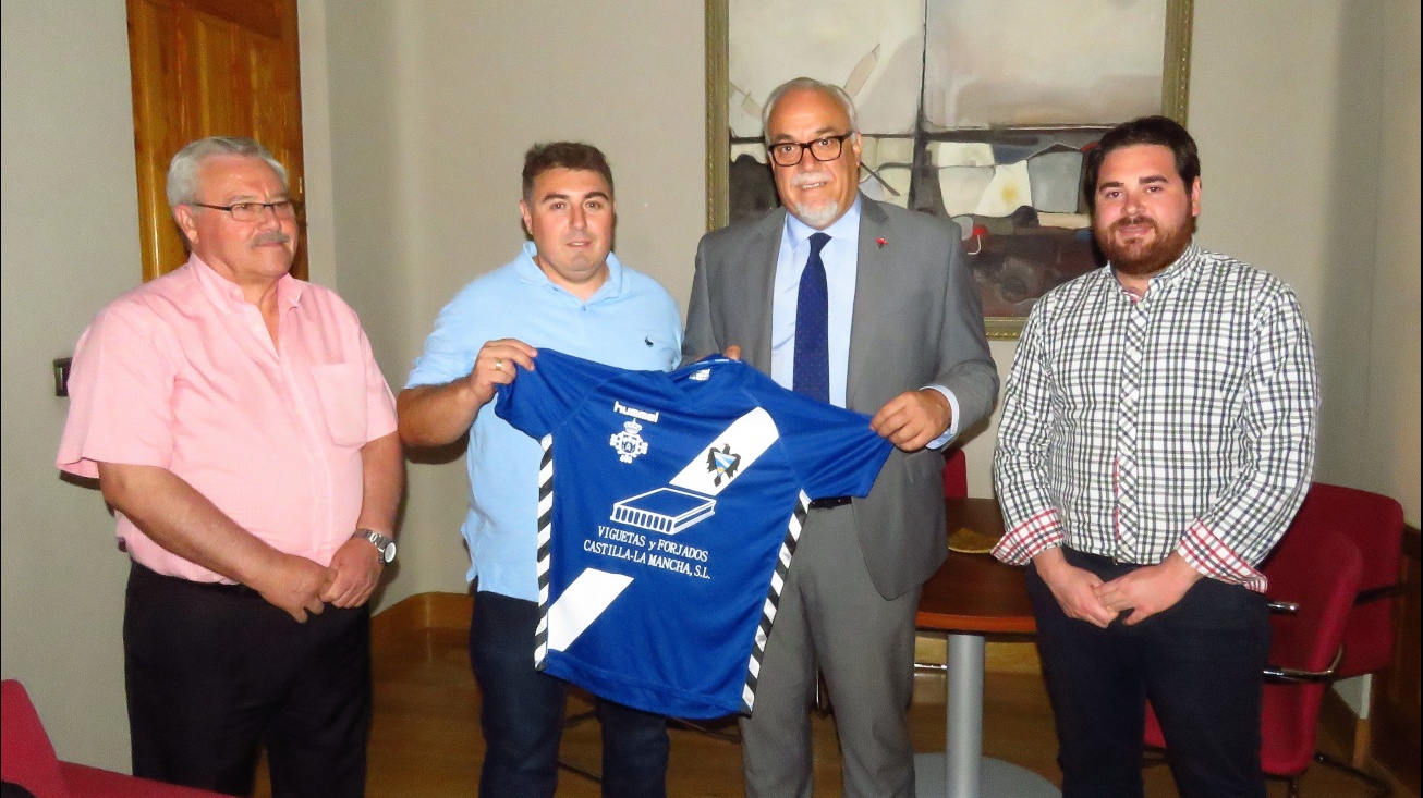 Eugena, Márquez, Nieva y Camacho posan con la nueva camiseta del Manzanares CF