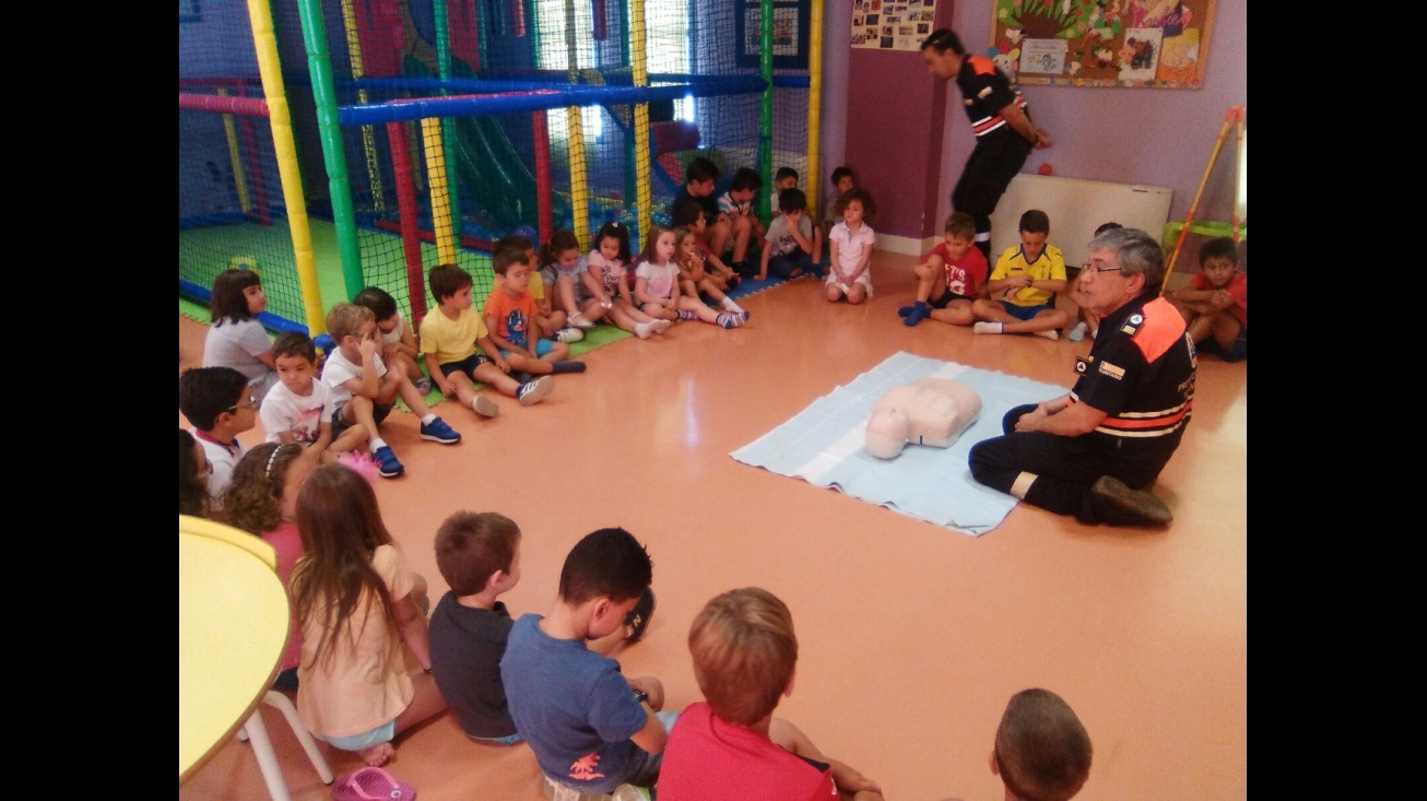 Voluntarios de Protección Civil Manzanares en actividades con los pequeños de la Ludoteca