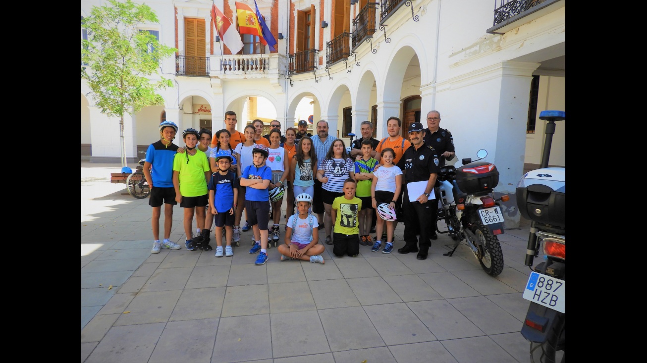 Policía Local colabora en el taller práctico de paseo en bicicleta por Manzanares