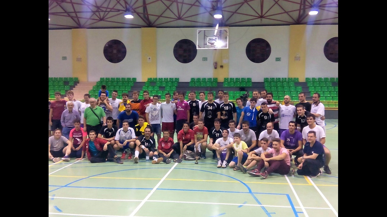 Jugadores del BM Daimiel y BM Manzanares posan juntos tras el partido