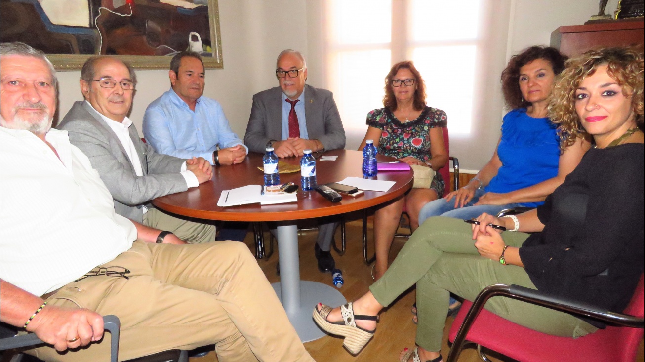 Representantes de la AECC con Nieva y Labián