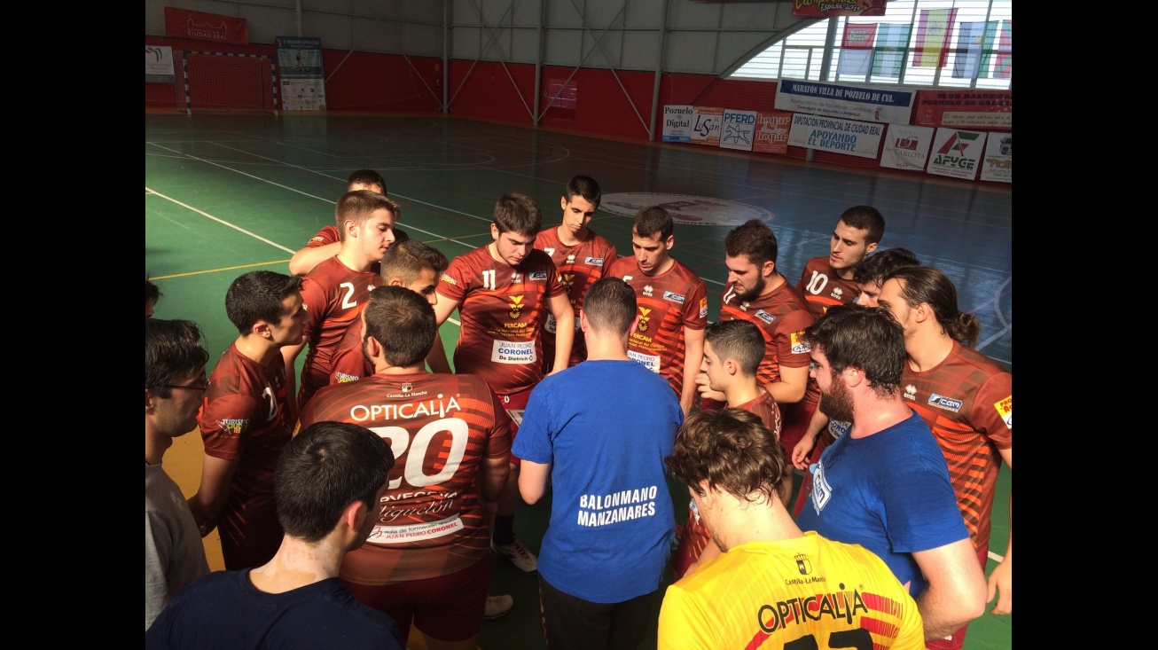 El BM Manzanares, durante un tiempo muerto en Pozuelo