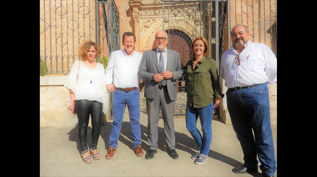 Julián Nieva, Beatriz Labián y Miguel Ramírez junto a los presentadores del programa de TVE 1, Carlos G. Hirschfeld y Marta Solano