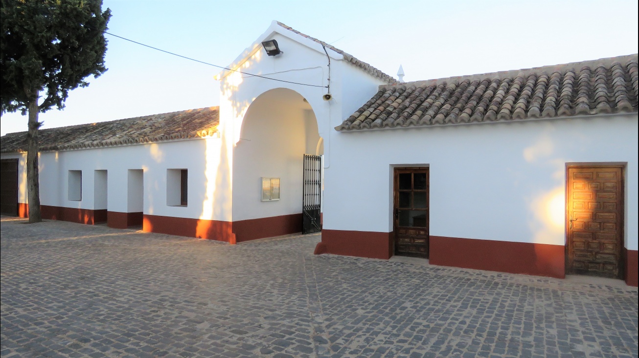 Entrada del cementerio municipal desde su interior tras su pintura