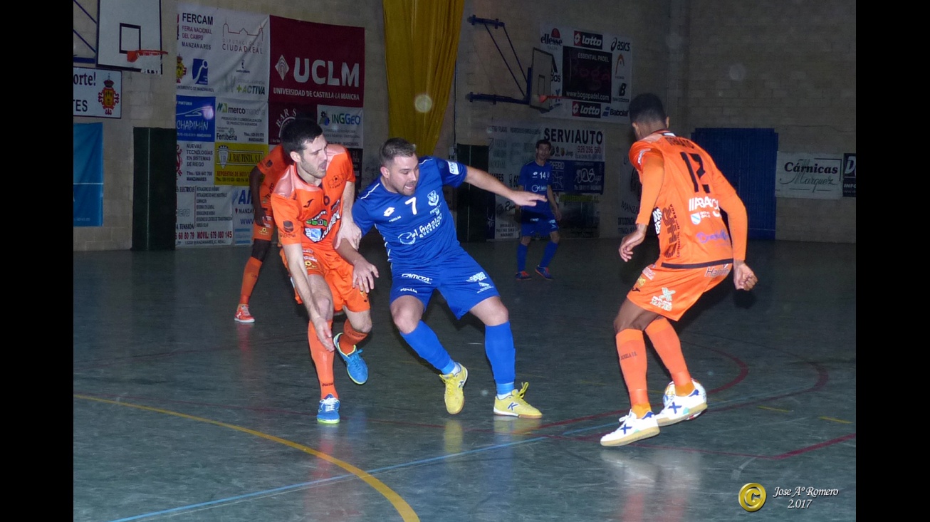 Chino intenta zafarse de dos rivales del Burela. Foto: Romero