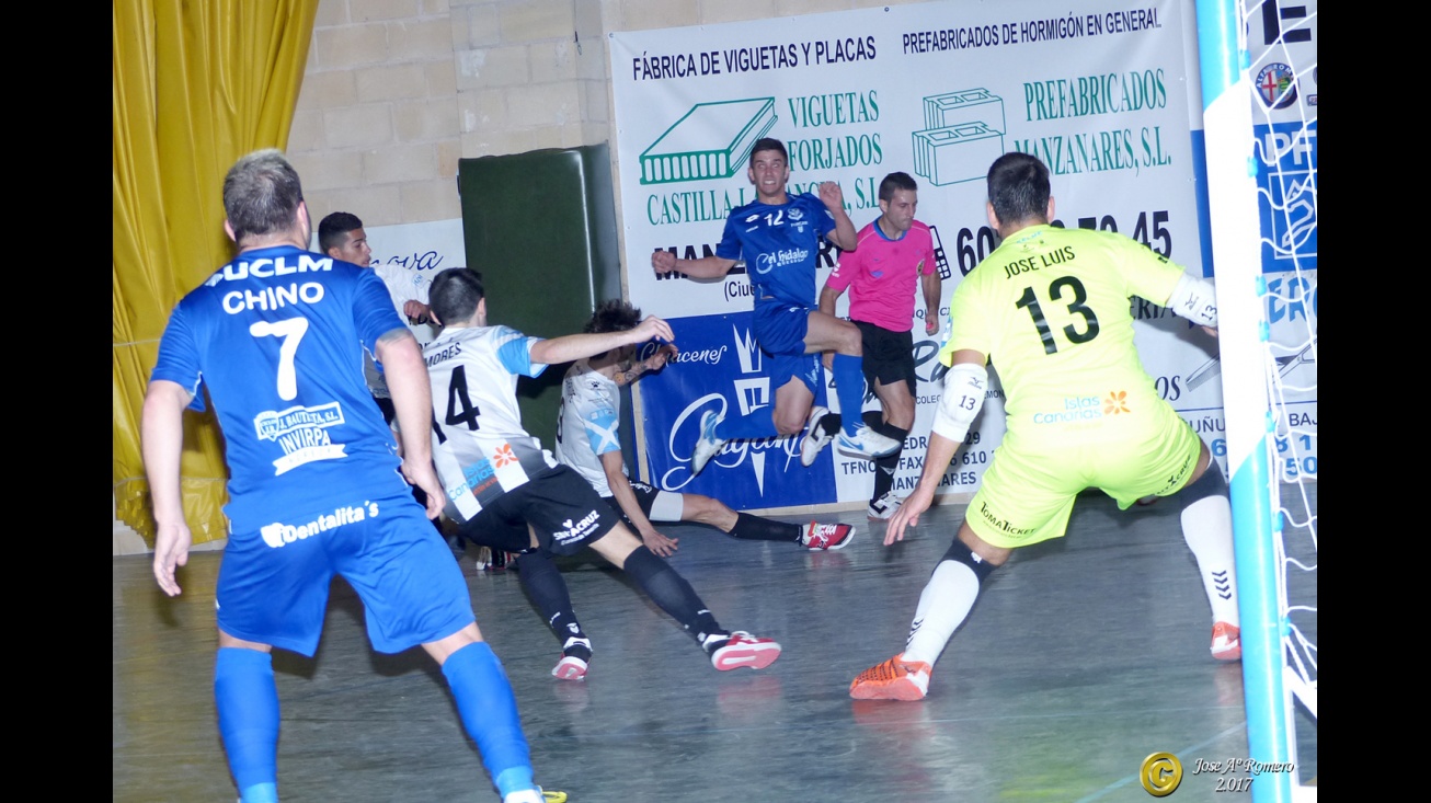 Jugada de ataque del Manzanares ante el Tenerife. Fotos: Romero