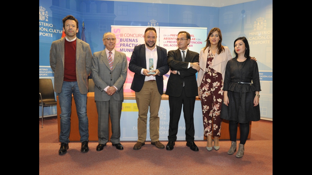 Los representantes manzanareños tras recibir el premio