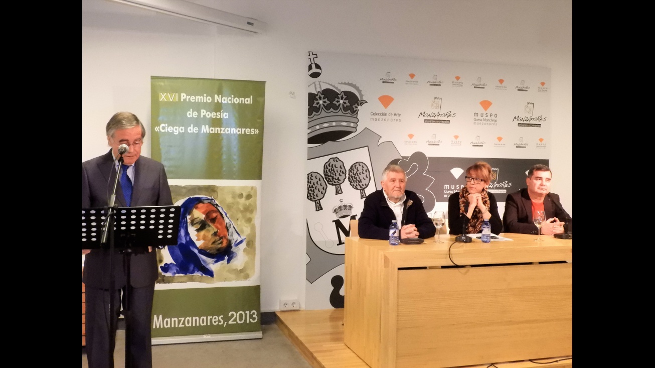 La concejala de Cultura junto a los galardonados en el acto de entrega de premios