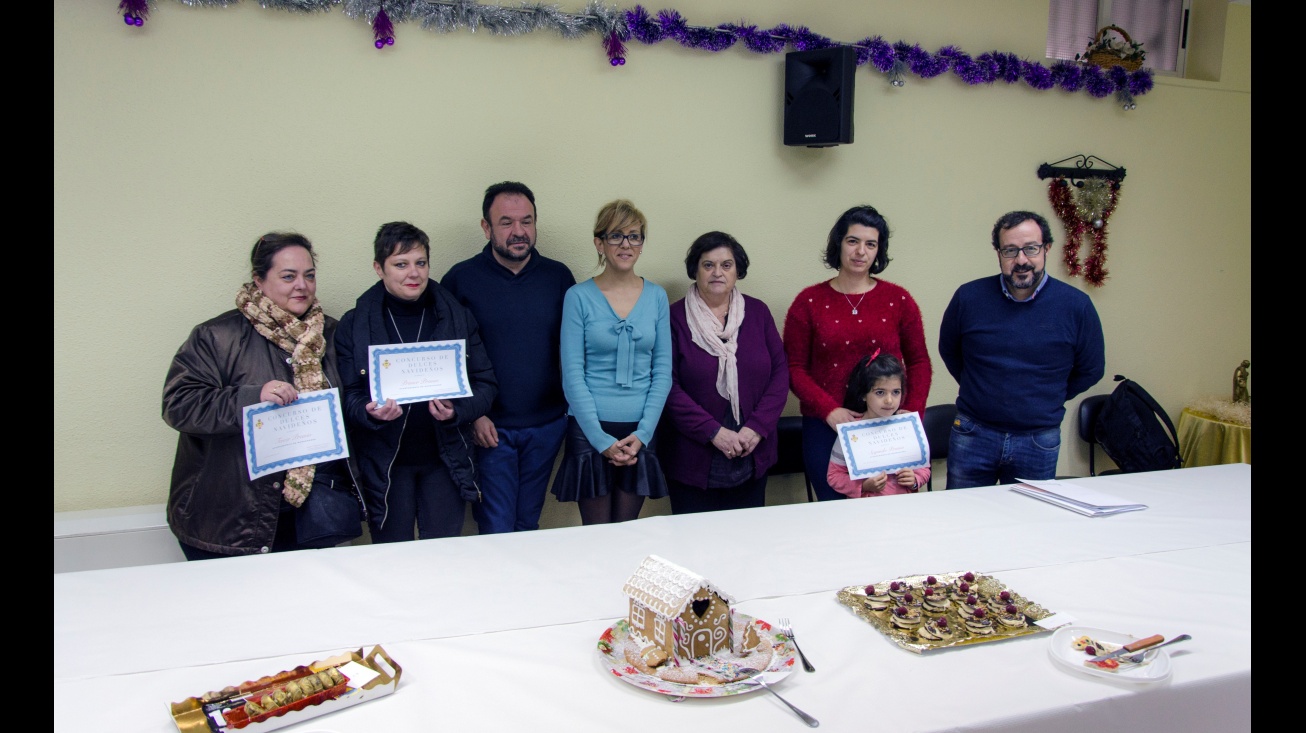Ganadoras y autoridades en la entrega de premios