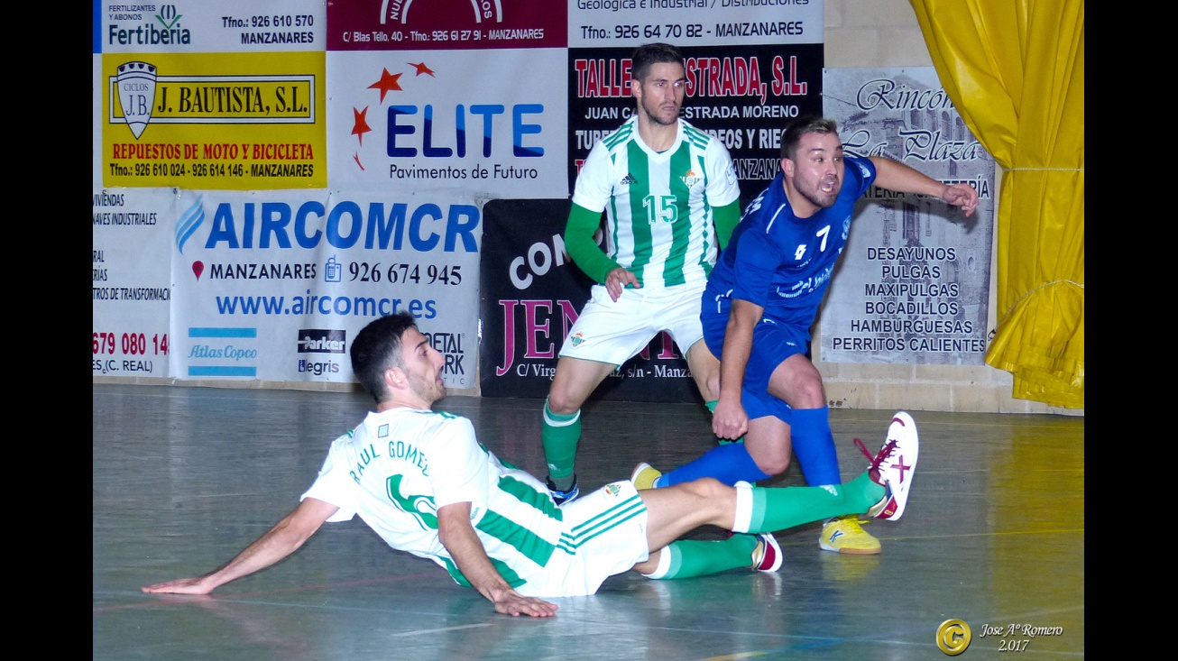 Chino hizo un hat-trick en su partido número 100 en LNFS. Foto: J.A. Romero