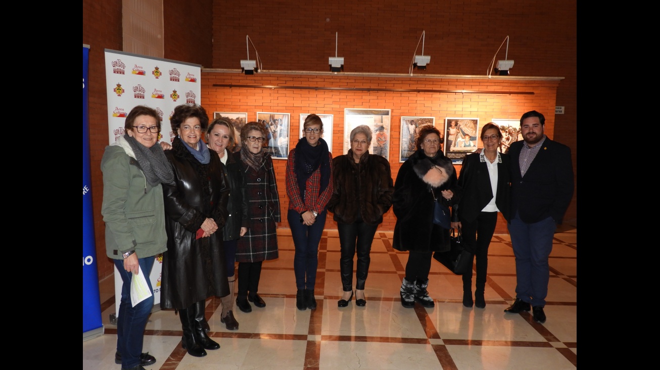 Miembros de Manos Unidas y el Ayuntamiento asisten a la inauguración de la exposición