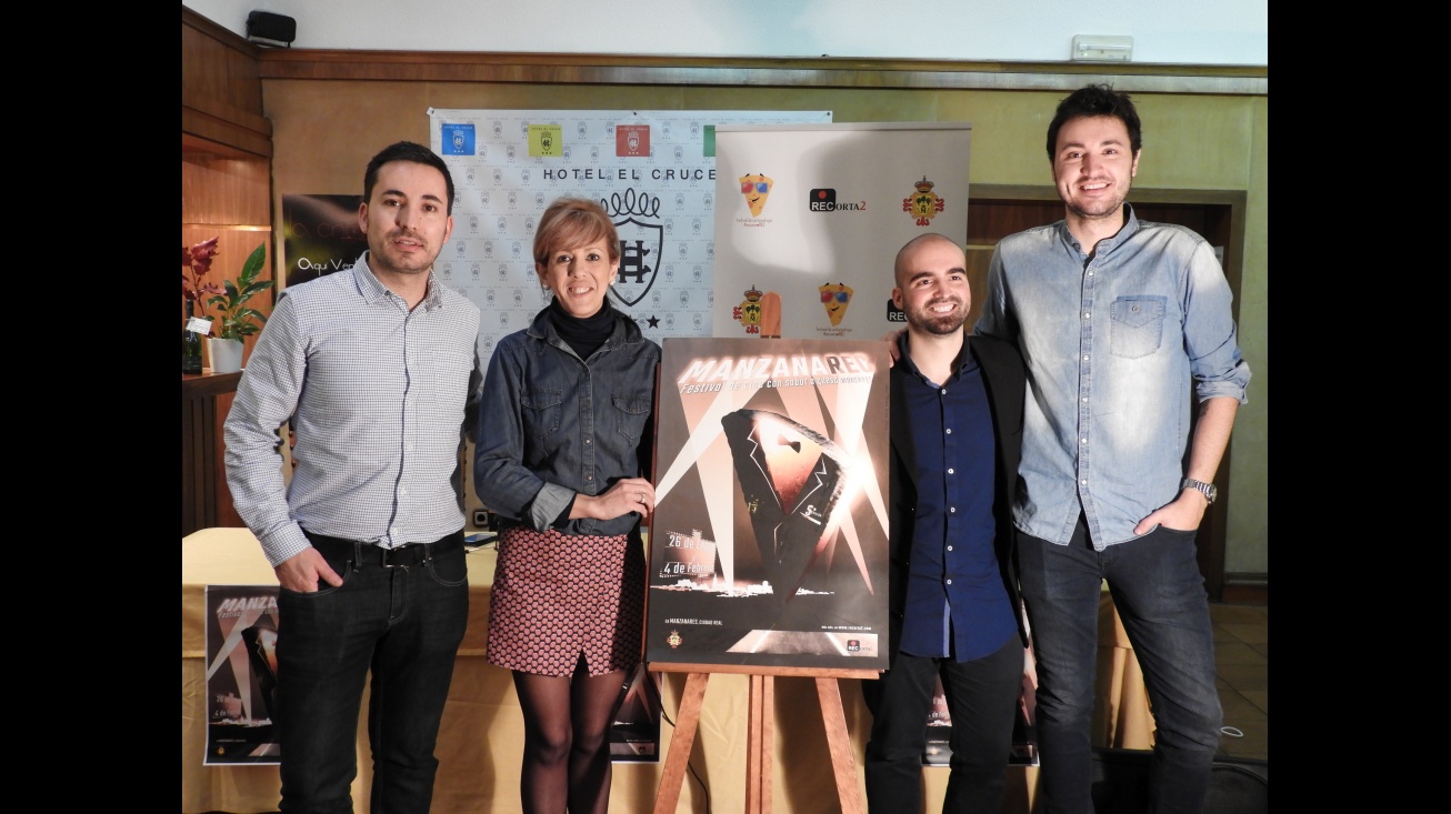 La concejala de Cultura junto a los directores del festival y el diseñador del cartel