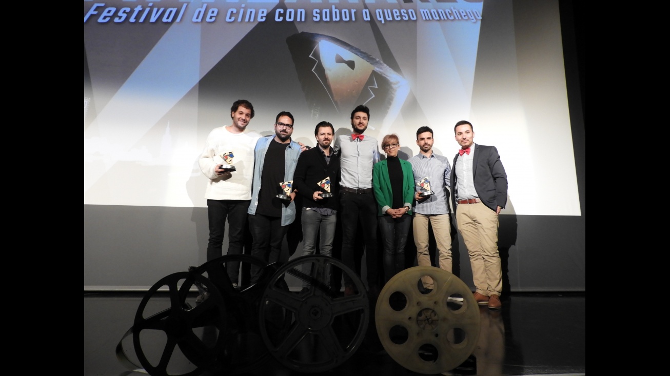 Silvia Cebrián junto a los galardonados y directores del festival