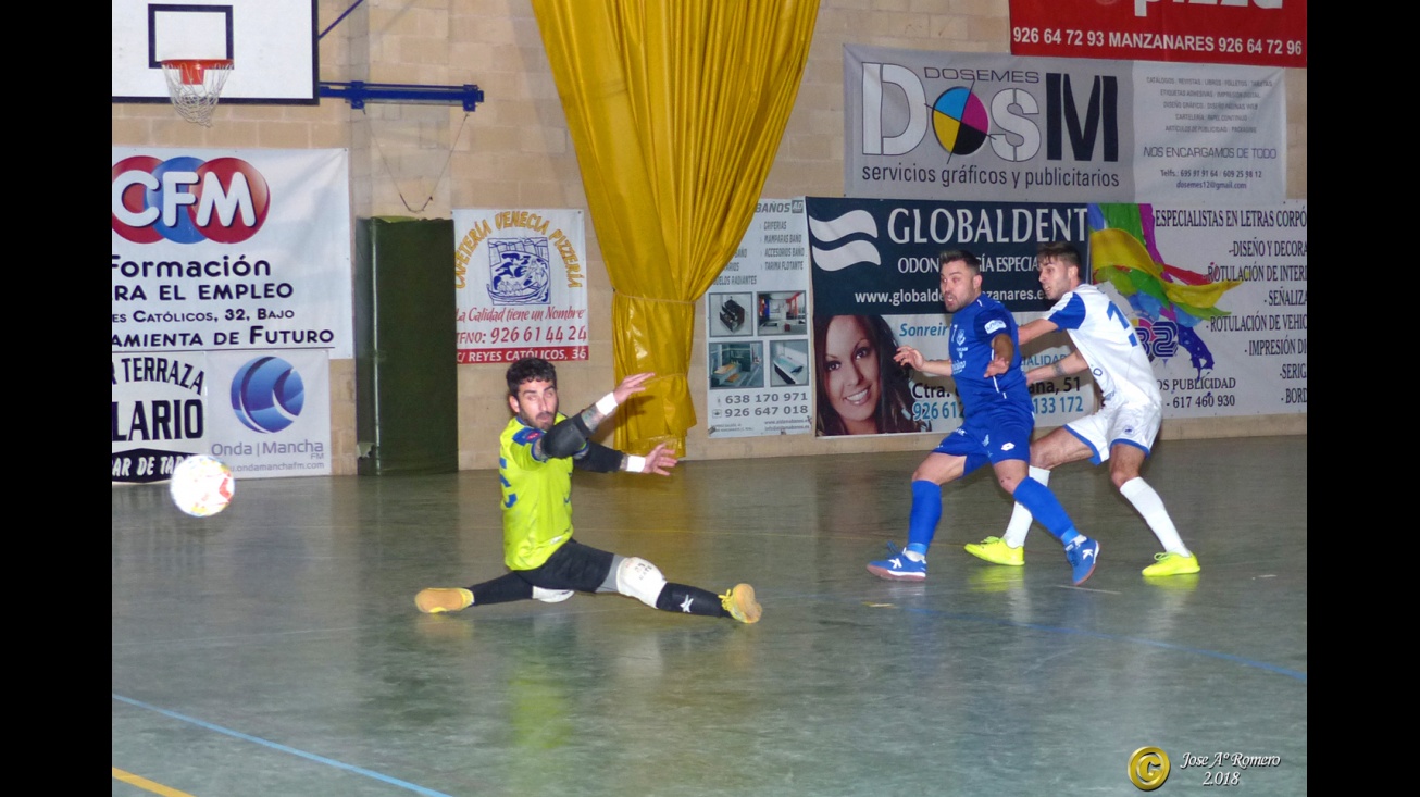 Chino supera al portero rival (foto de archivo)