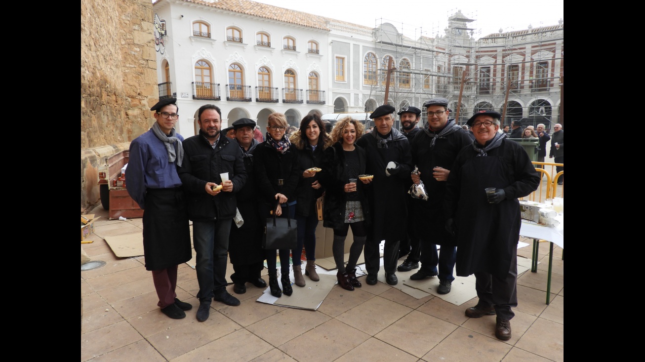 Miembros del Equipo de Gobierno junto a los cocineros de la sardinada
