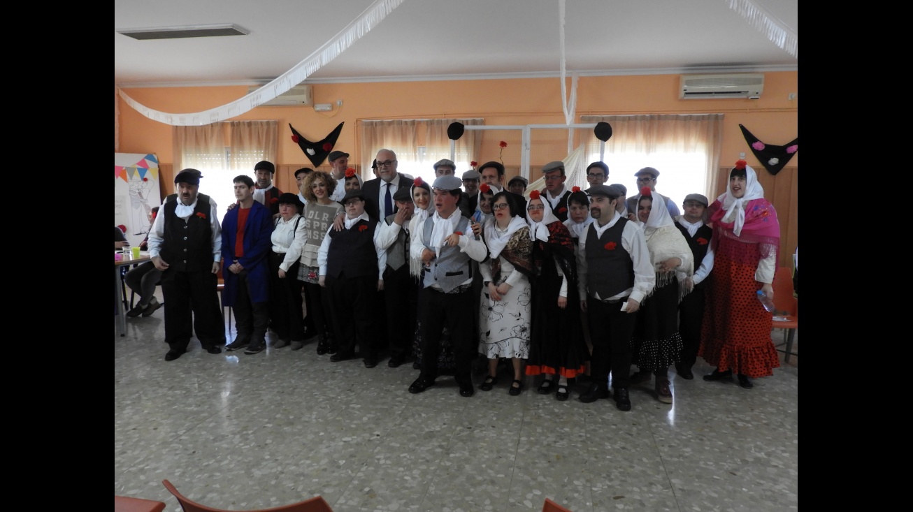 El alcalde y la concejala de Servicios Sociales junto a los usuarios y usuarias disfrazados por el Carnaval