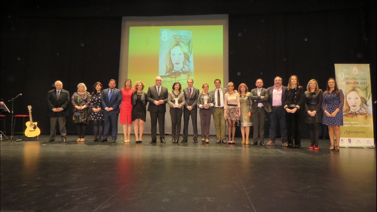 Foto conjunta de autoridades y personas galardonadas