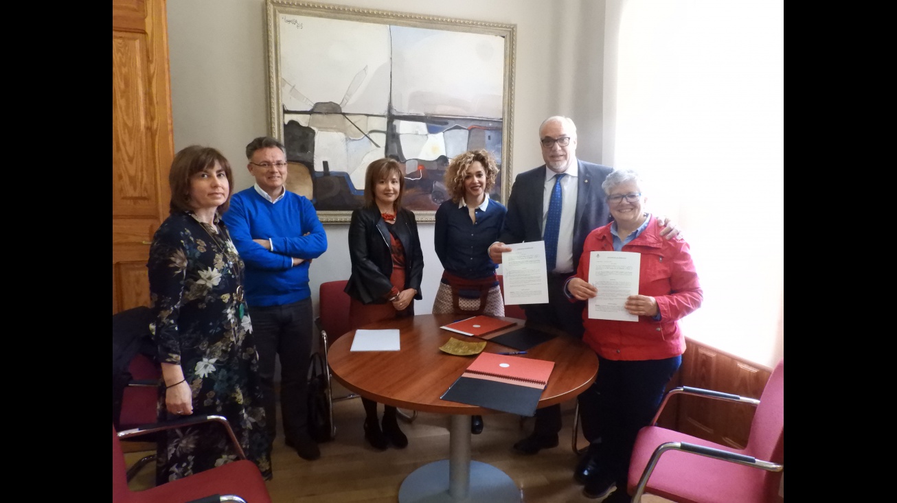 El alcalde y la presidenta provincial rubrican el convenio en el Ayuntamiento