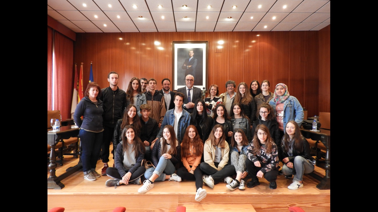 Alumnado de intercambio junto a autoridades municipales y representantes de los centros educativos