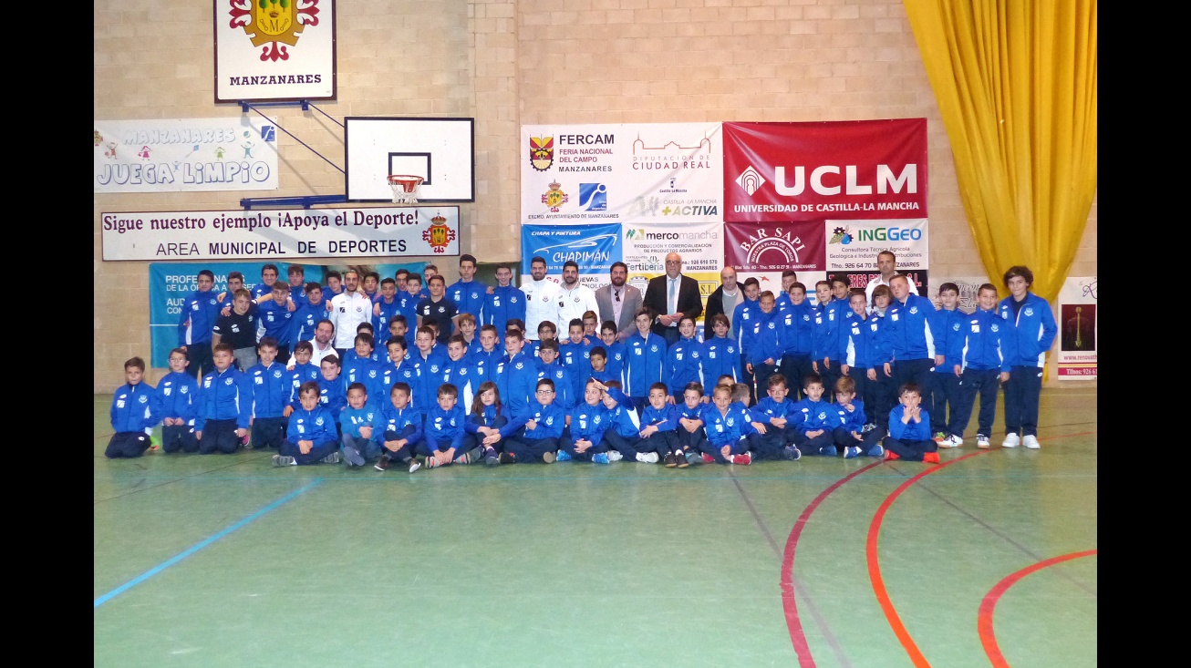 Imagen de archivo - el alcalde junto a las escuelas de fútbol sala