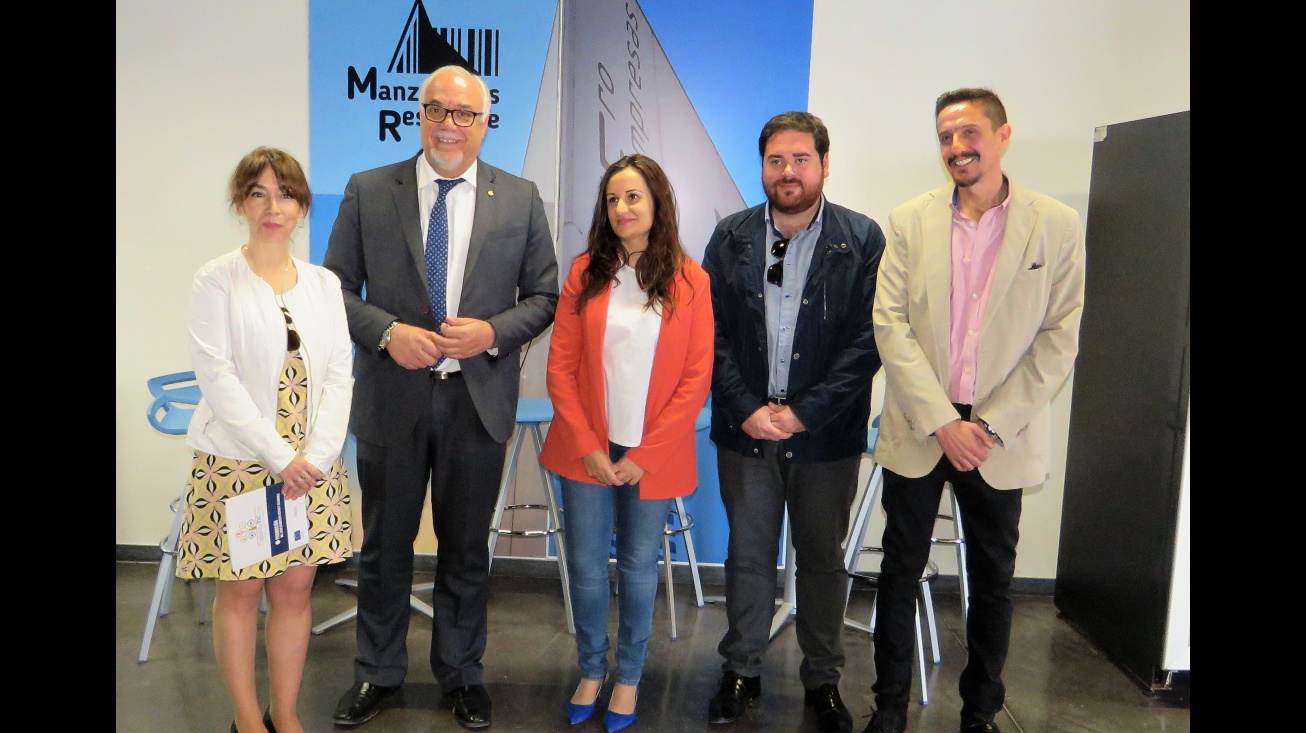 Zúñiga con representantes de Inciso junto al alcalde y concejal de Persona