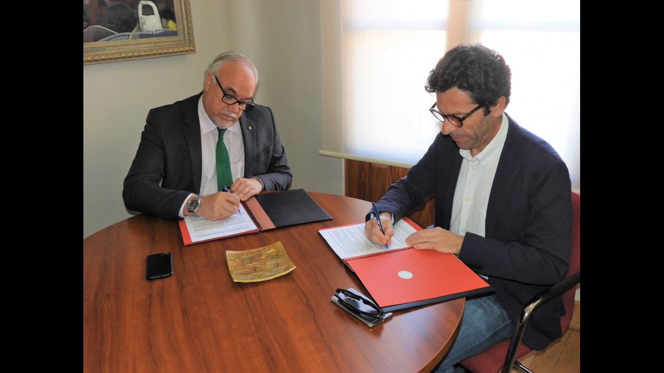 Nieva y Benítez durante la firma del convenio