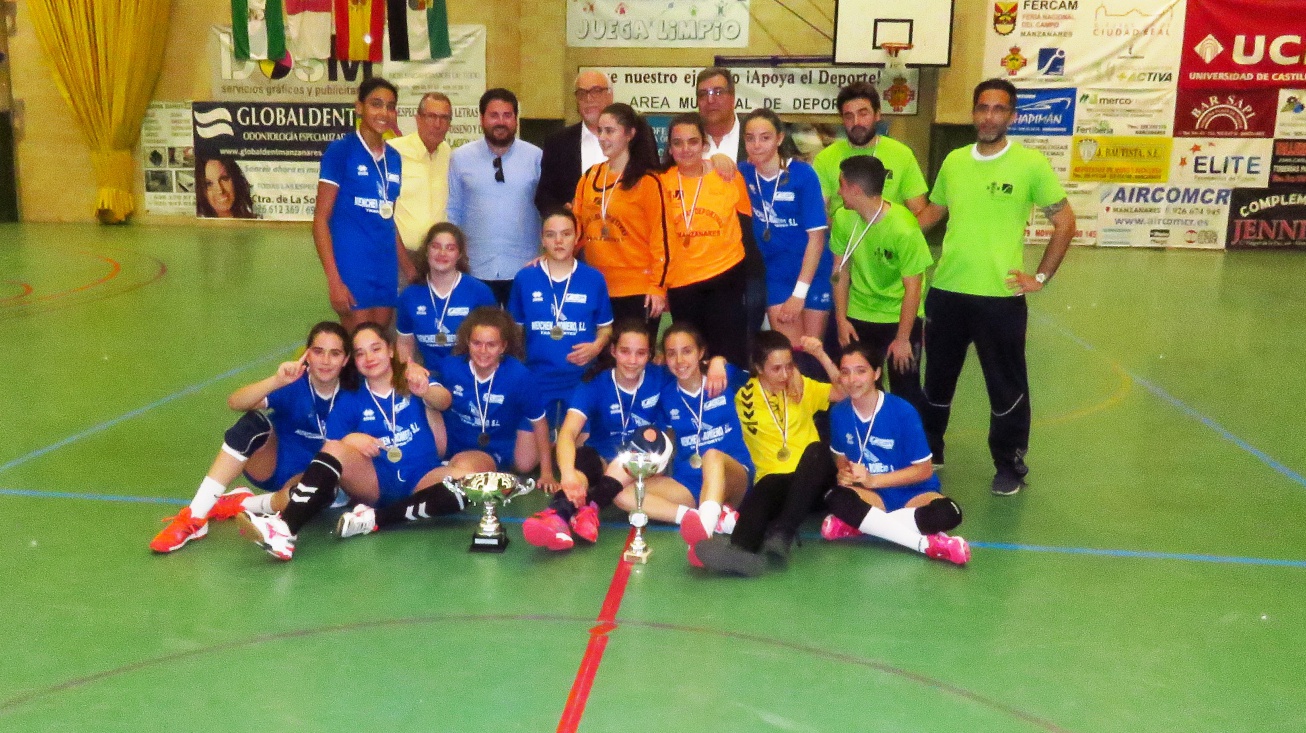 Autoridades junto a jugadoras y técnicos del equipo infantil femenino