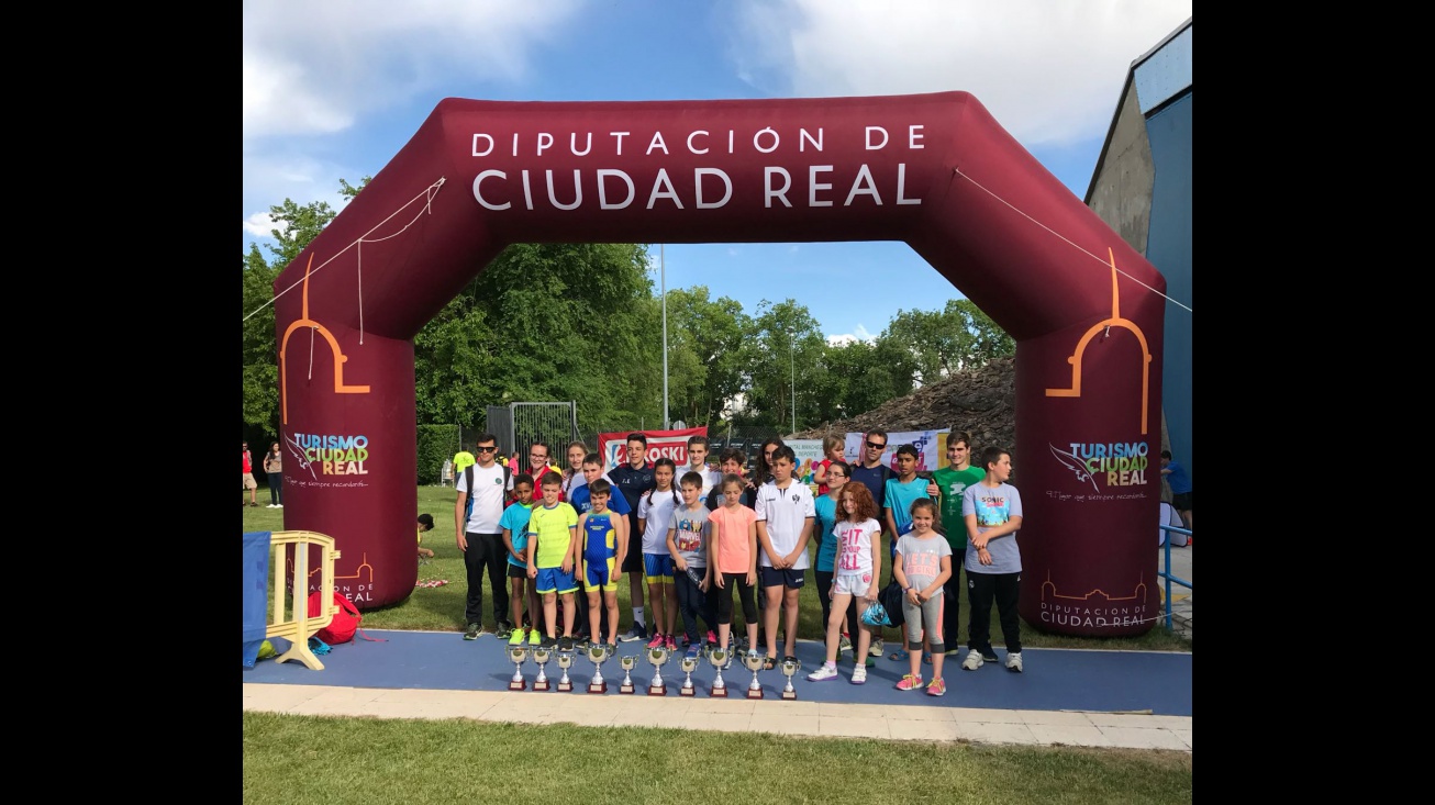 Componentes de la Escuela Municipal de Triatlón de Manzanares en la prueba de Tomelloso