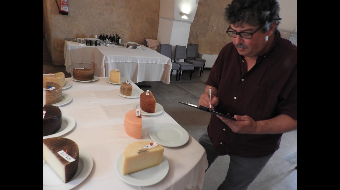 El catador Juan Luis Parejo valora visualmente las muestras