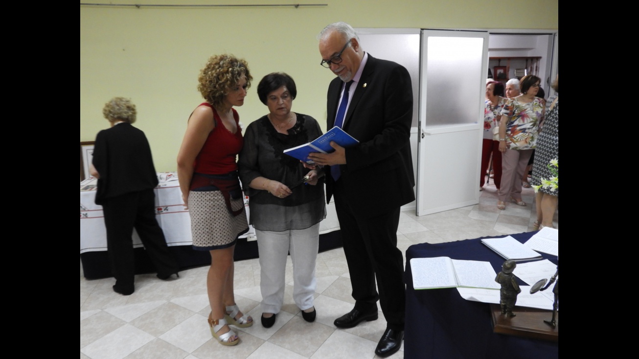 Julián Nieva visita la exposición de trabajos de los talleres de la asociación