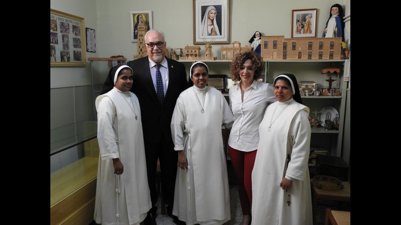 Julián Nieva y Beatriz Labián se despiden de las monjas de clausura de Manzanares