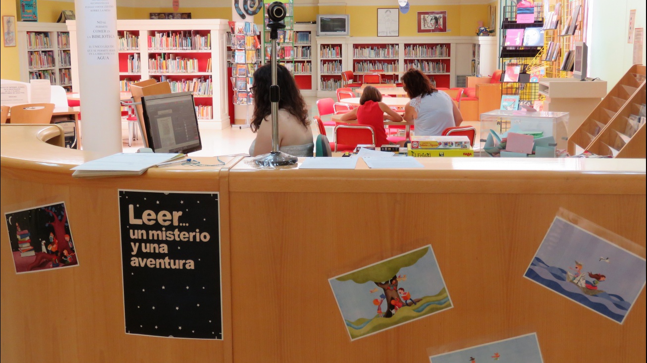 Mostrador de entrada de la sala infantil de la biblioteca municipal