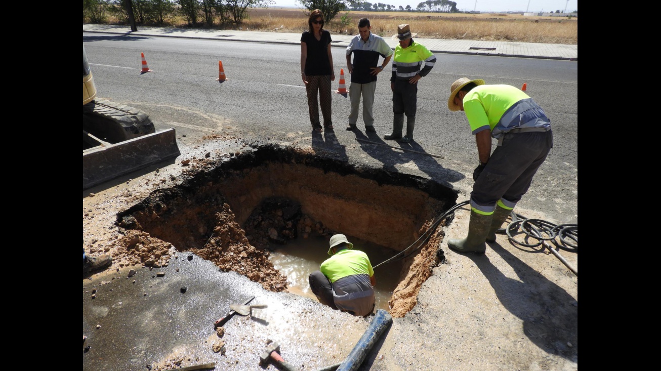 Operarios de Acciona reparan una avería en el verano de 2017