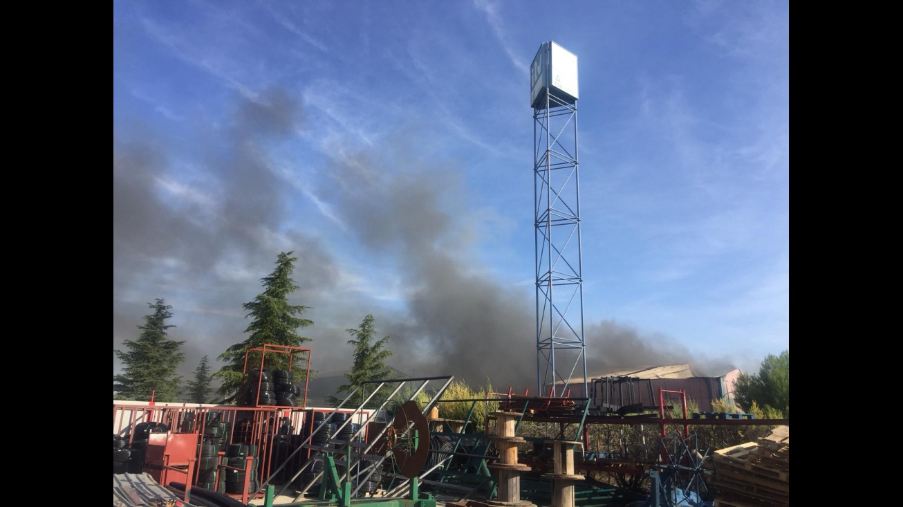 Columna de humo desde la nave afectada