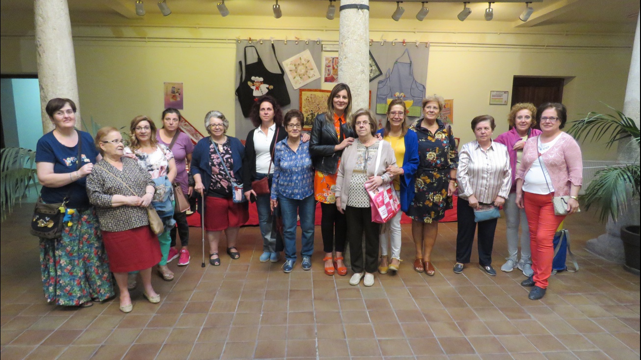 Díaz Benito junto a las componentes de AGUDEHI