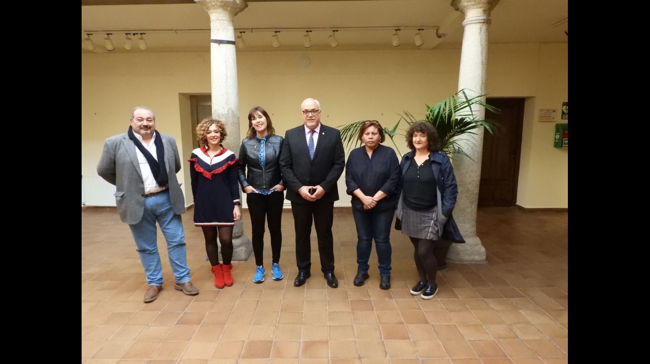 Encuentro con alumnos y proyección de 'Chicas nuevas 24 horas'