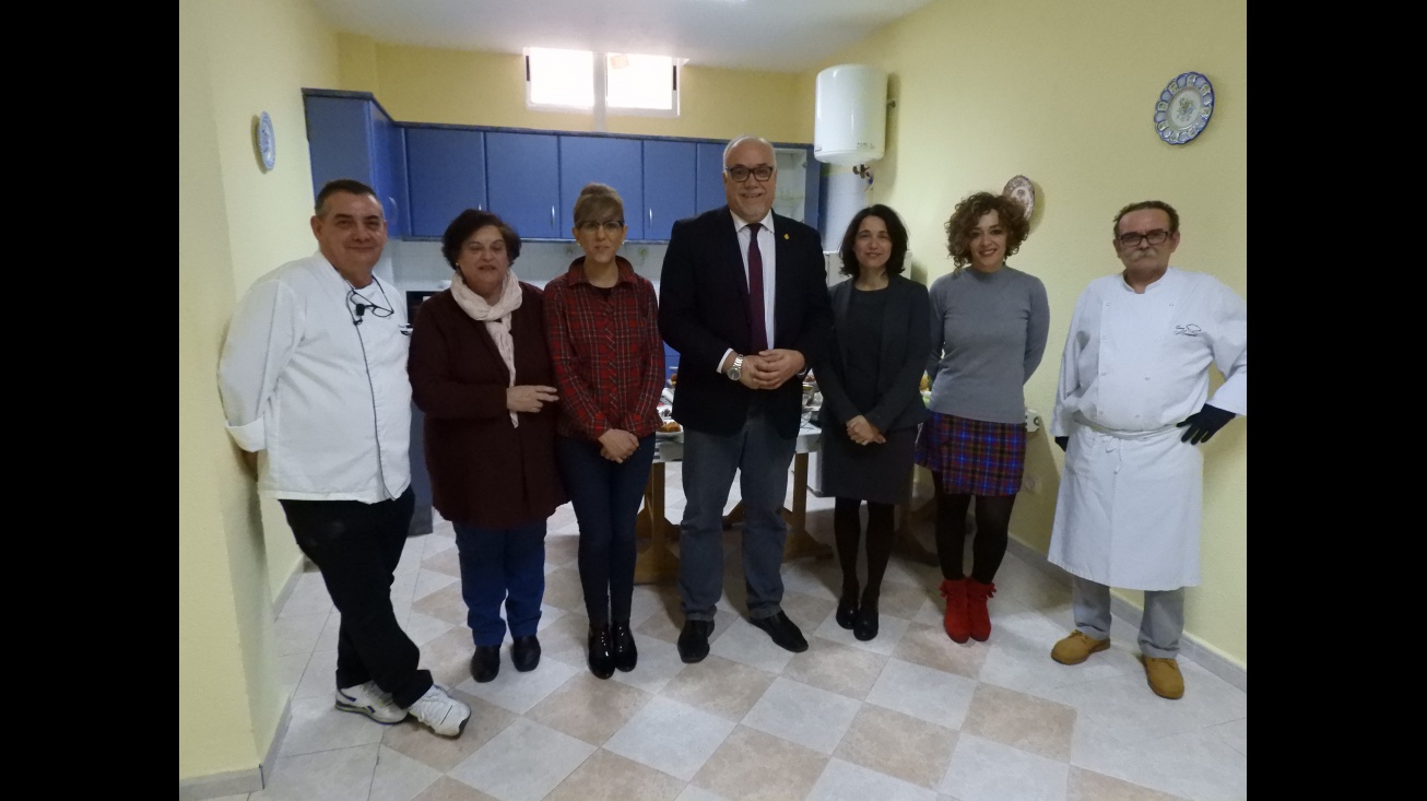 El alcalde junto a miembros del Equipo de Gobierno la asociación y los cocineros al finalizar la actividad