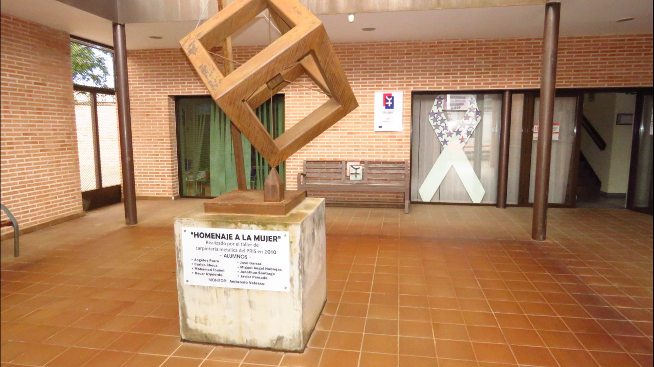 Patio de entrada del Centro de la Mujer de Manzanares