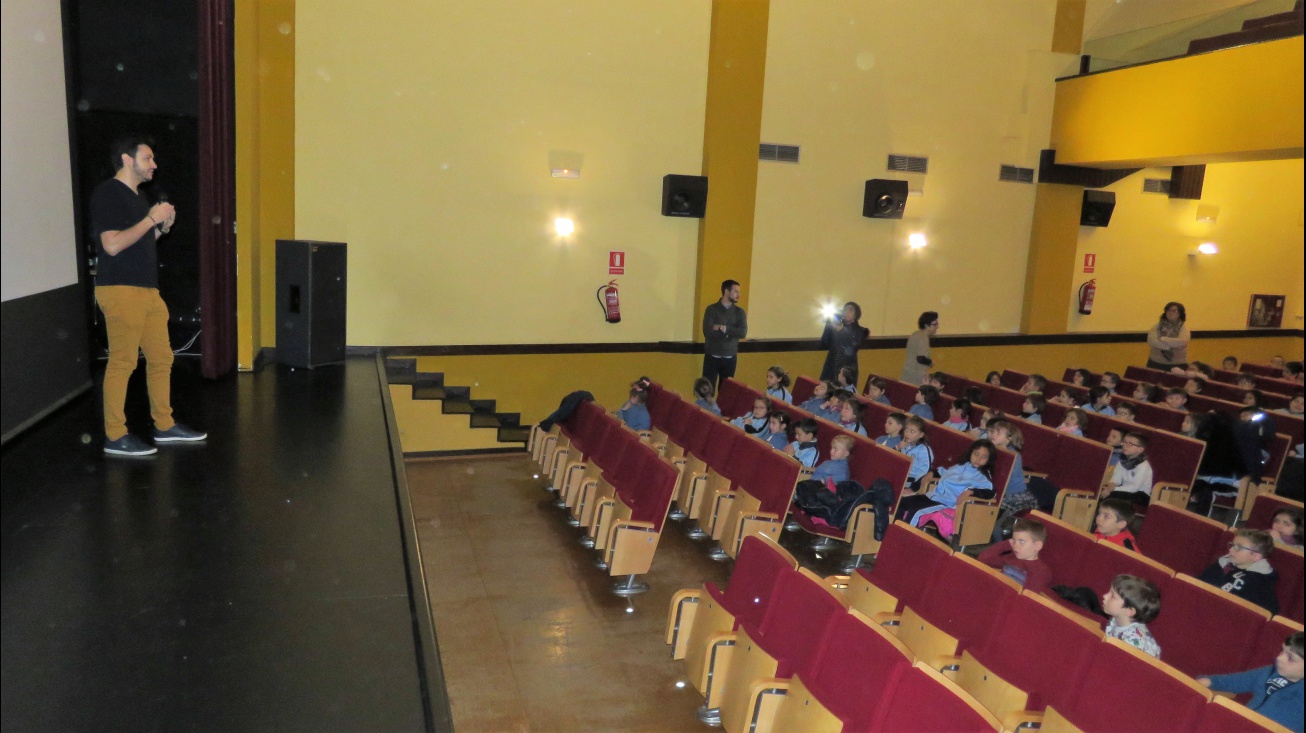 Mario Cervantes se dirige al alumnado de Primaria