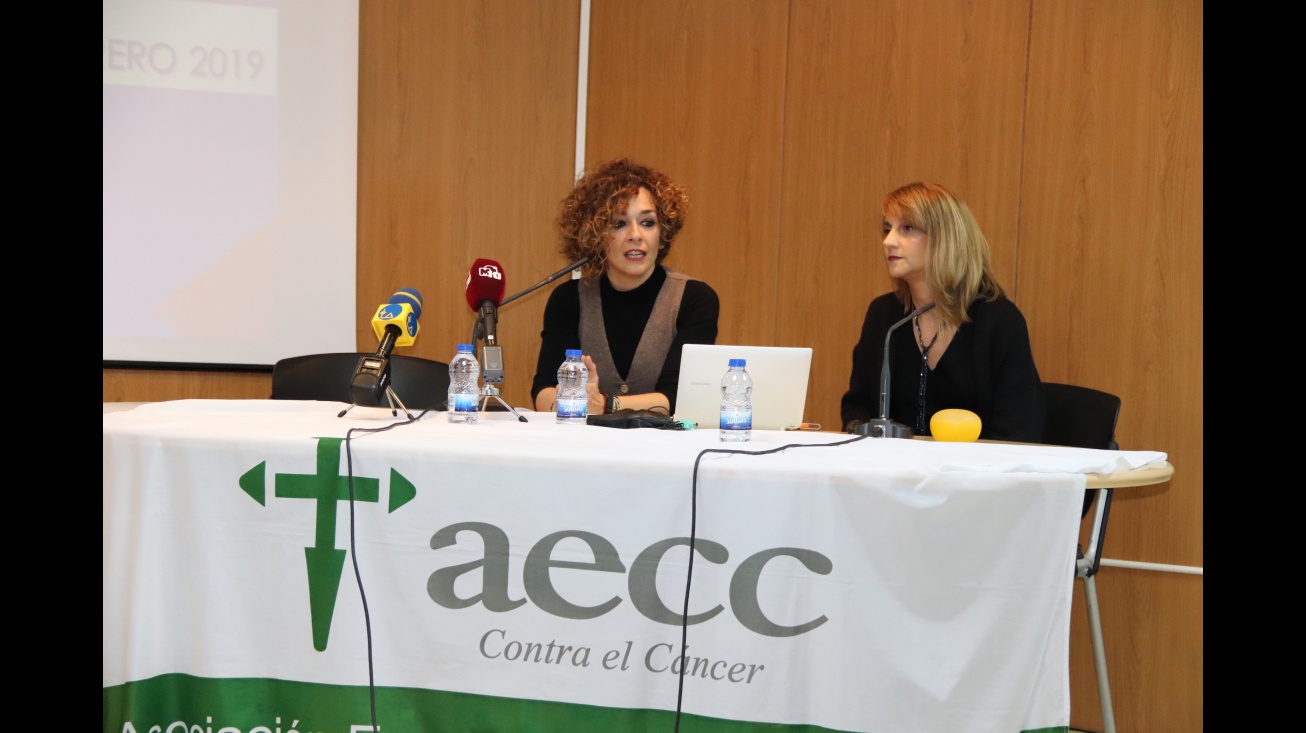 Beatriz Labián y Liliana Suárez al inicio de la charla coloquio