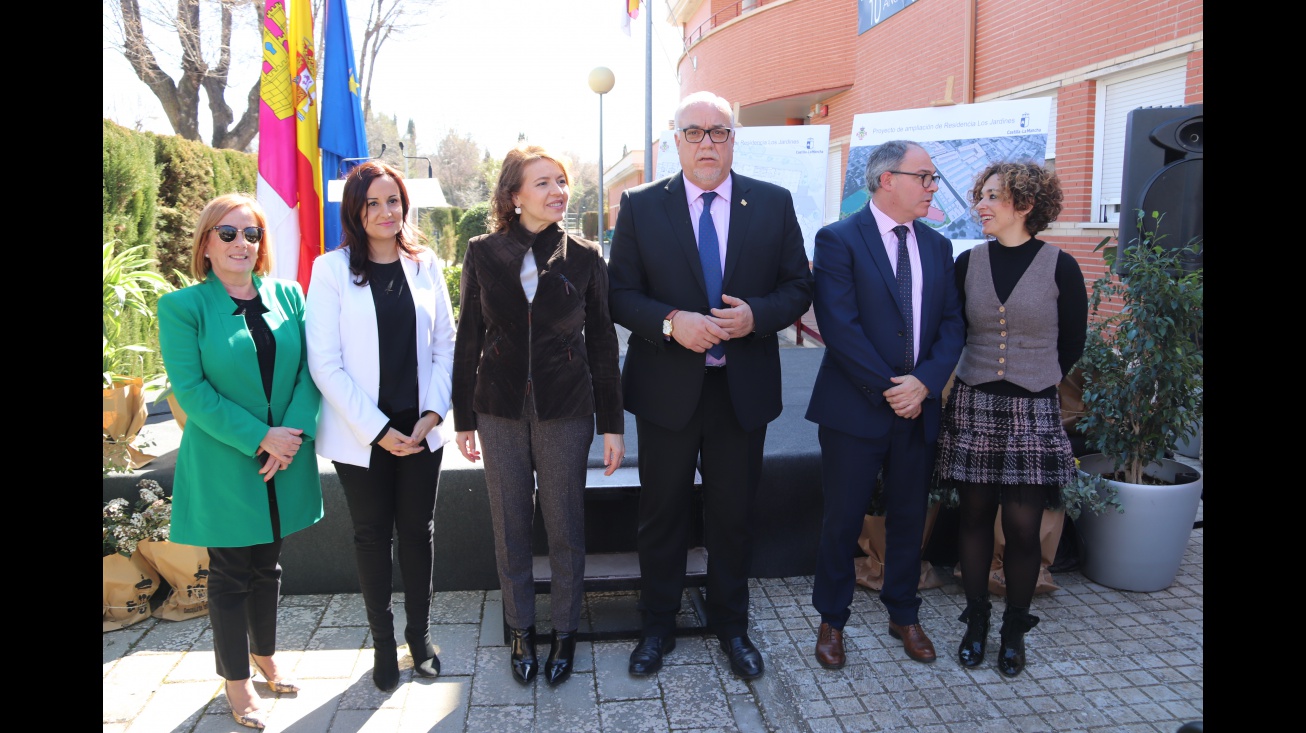 Ayuntamiento y Junta presentan el anteproyecto de ampliación de la residencia ‘Los Jardines’