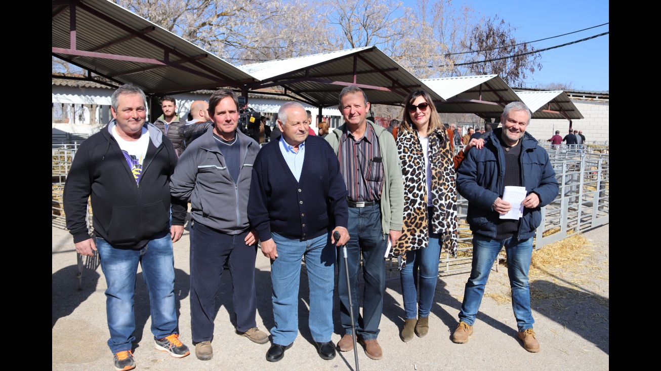 Isabel Díaz-Benito junto a ganaderos de Manzanares